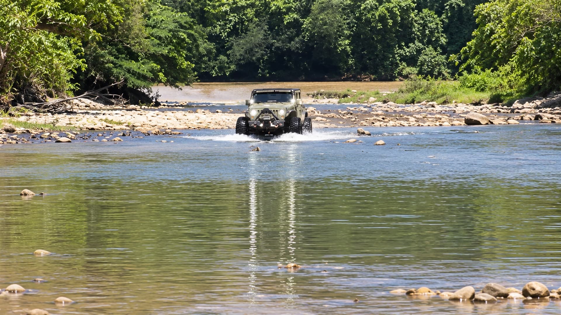 Vadeo en el río con paisaje de fondo
