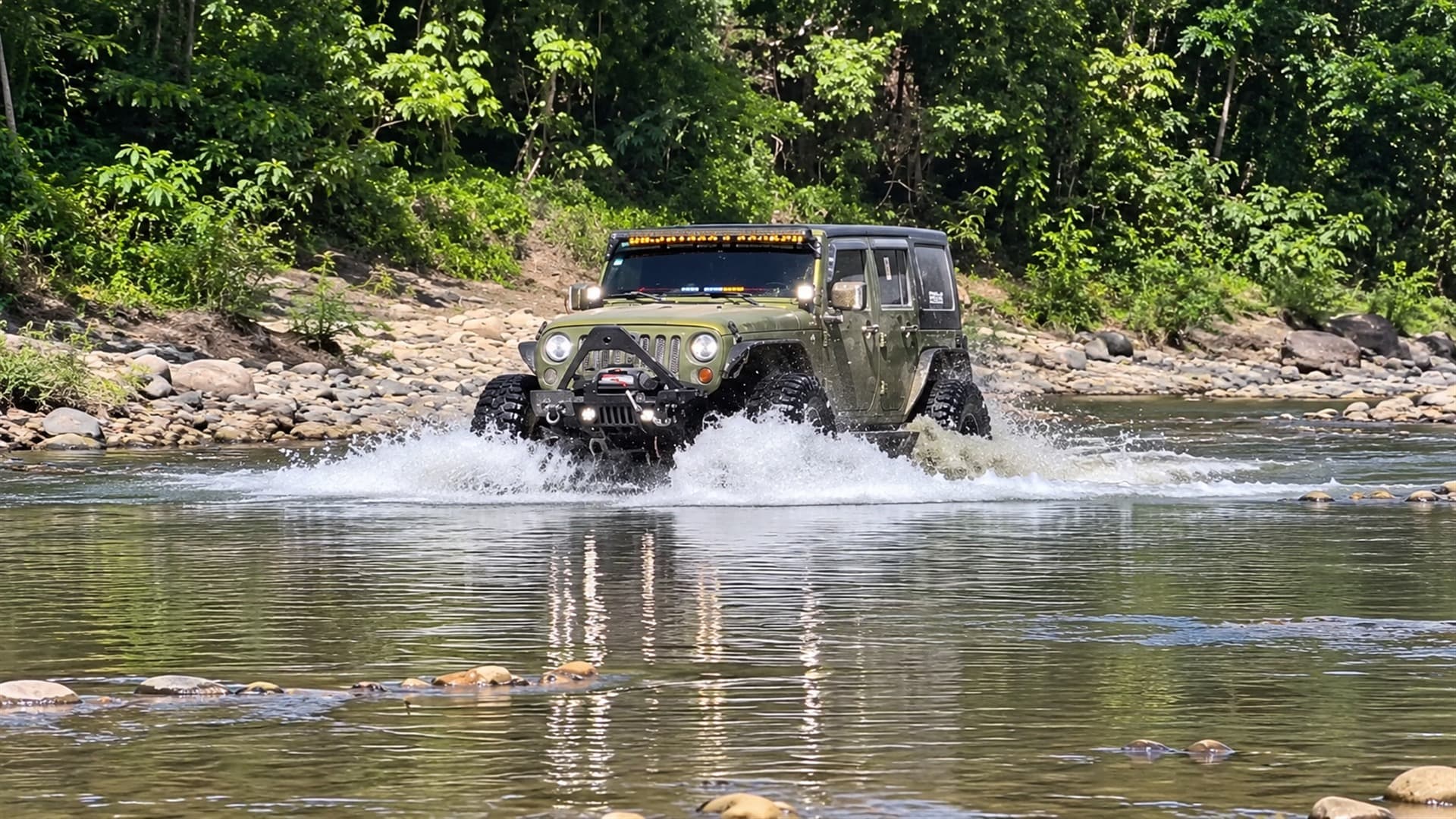 Jeep verde cruzando el río